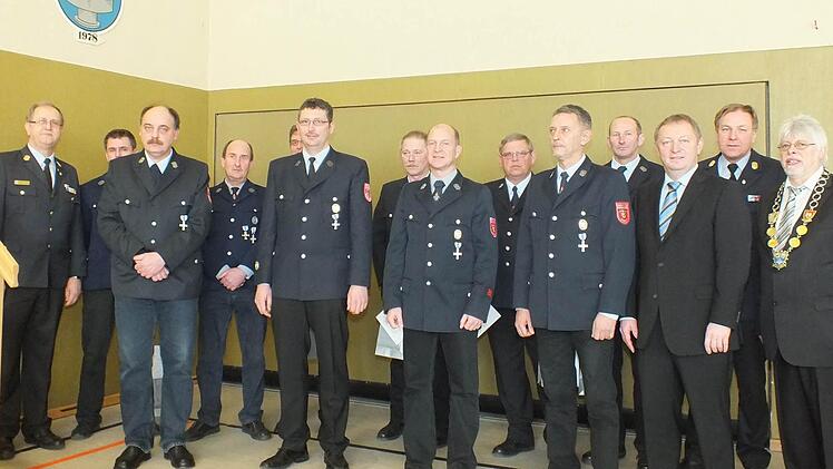 Ehrungen für aktive Feuerwehrleute (von links): Kreisbrandmeister Edwin Frey, Dieter Bauer, Reinhold Wieschal, Heinrich Dünisch, Manfred Bauer, Norbert Borst, Richard Heinrich, Michael Bambach, Gebhardt Voll, Karl Göb, Reinhold Wieschal, Landrat Thomas Bold, Kreisbrandrat Benno Metz und Bürgermeister Wolfgang Back.