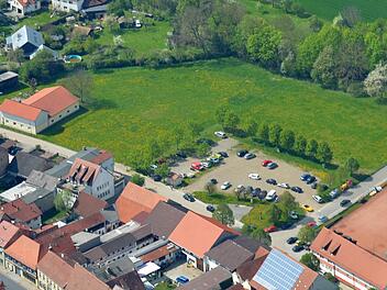 Neben dem Parkplatz der TSV-Halle (rechts unten) wäre im Schießgraben genügend Platz für den Bau einer Kinderkrippe. Über den Standort ist aber noch nicht entschieden. Luftbild: Ronald Rinklef