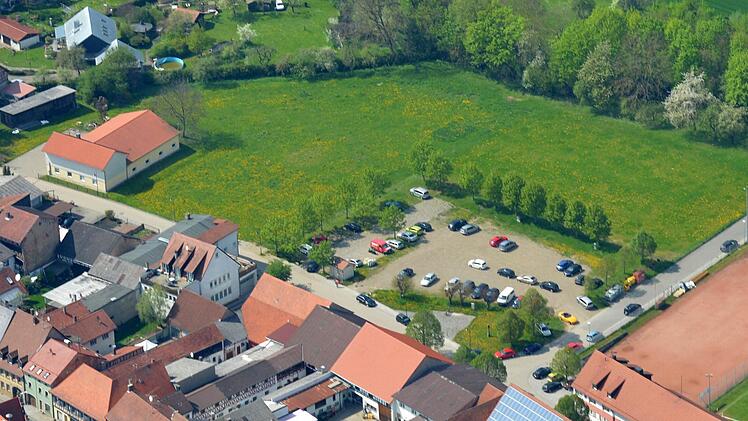 Neben dem Parkplatz der TSV-Halle (rechts unten) wäre im Schießgraben genügend Platz für den Bau einer Kinderkrippe. Über den Standort ist aber noch nicht entschieden. Luftbild: Ronald Rinklef