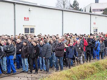 Ein imposantes Bild ergaben die Scherer&Trier-Mitarbeiter, die in Lagerhalle 6 strömten, wo gestern die Betriebsversammlung stattfand. Foto:Klaus Gagel