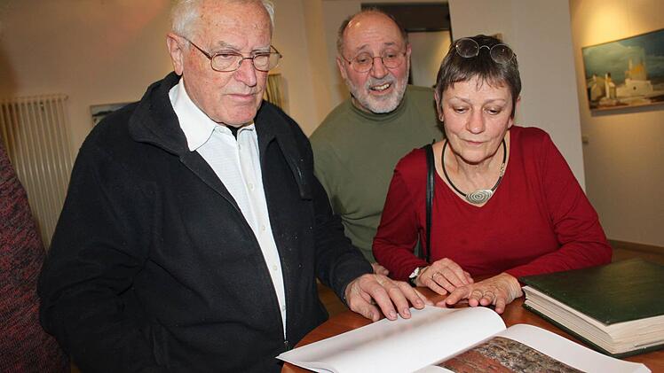 Oeter und Christine Witton lassen sich von Robert Reiter Kunstkataloge zeigen. Foto: Veronika Schadeck