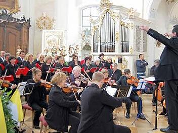 Ein besonders Klangerlebnis schafften Chor und Orchester aus Trockau mit Dirigent Ottmar Schmitt. Fotos: Andreas Welz