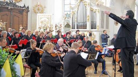 Ein besonders Klangerlebnis schafften Chor und Orchester aus Trockau mit Dirigent Ottmar Schmitt. Fotos: Andreas Welz