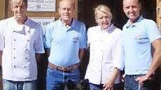 Familie Schranz (von links): Christian, Friedrich, Hund Kara, Reingard und Jürgen. Foto: coburgerhuette.at