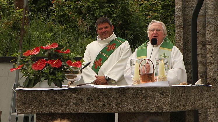 Diakon Joachim Stapf (links) und Wallfahrtspfarrer Otmar Pottler freuten sich über die große Zahl von Radler an der Wallfahrtskirche Maria Limbach. Foto: Günther Geiling