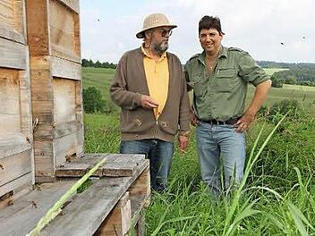 Wolf-Dietrich Schröber (links) und Johannes Seuberth hinter einem Bienenstand in der Hallerndorfer Flur Foto: Mathias Erlwein