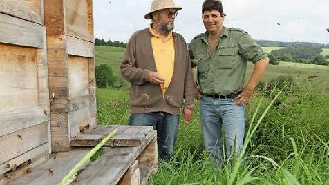 Wolf-Dietrich Schröber (links) und Johannes Seuberth hinter einem Bienenstand in der Hallerndorfer Flur Foto: Mathias Erlwein