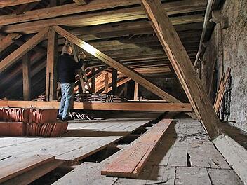 Pater Markus Reis schaut sich den Dachstuhl im Nordflügel der Stadtpfarrkirche an. Vermutlich im 19. Jahrhundert wurden dort Renovierungsarbeiten durchgeführt, die jetzt statische Probleme machen. Foto: Heike Beudert