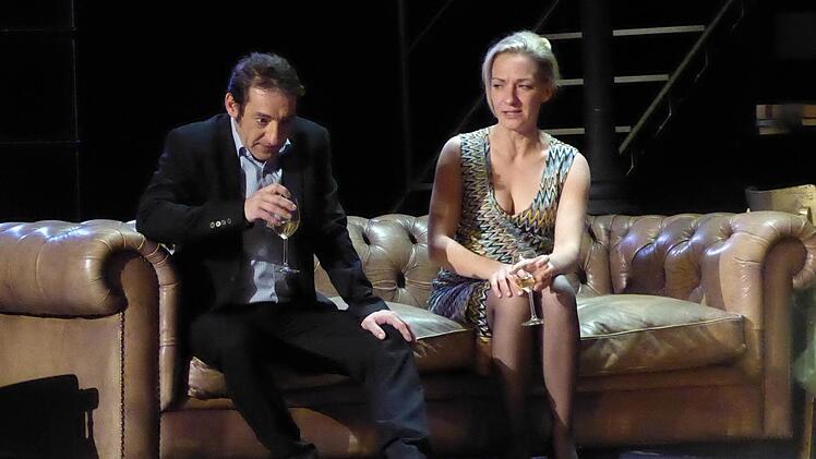 Boris Aljinovic und Anika Mauer in Fabrice Roger-Lacans Beziehungsdrama "Unwiderstehlich" vom Berliner Renaissancetheater zu Gast beim Theaterring im Kurtheater. Foto: Gerhild Ahnert