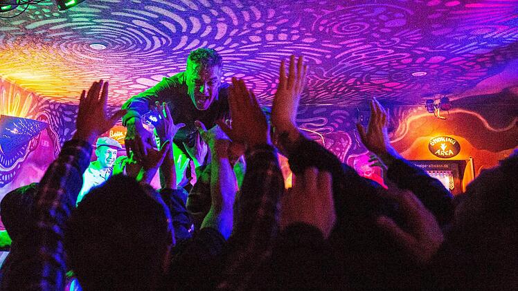 Nicht nur einmal gab es in der Musikkneipe Eltmann mit S&auml;nger Jake Calypso Stagediving.