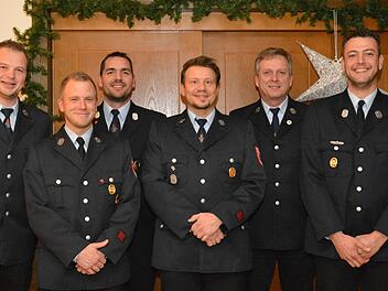 Ehrungen standen bei der Steinacher Feuerwehr an. Unser Bild zeigt (von links) Peter Schmitt, Michael Schäfer, Jens Endreß, Sascha Dechant, Thomas Alles und Sebastian Paesold.  Foto: Björn Hein