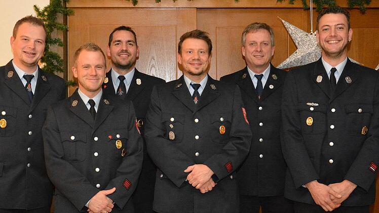 Ehrungen standen bei der Steinacher Feuerwehr an. Unser Bild zeigt (von links) Peter Schmitt, Michael Schäfer, Jens Endreß, Sascha Dechant, Thomas Alles und Sebastian Paesold.  Foto: Björn Hein