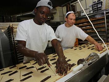Seit August 2015 macht Ibrahim Bah aus Sierra Leone eine Lehre bei Bäckermeister Norbert Stuber in Bamberg. In Oberfranken ist die Zahl der Lehrverträge im Handwerk zuletzt wieder gestiegen. Foto: Barbara Herbst, Archiv