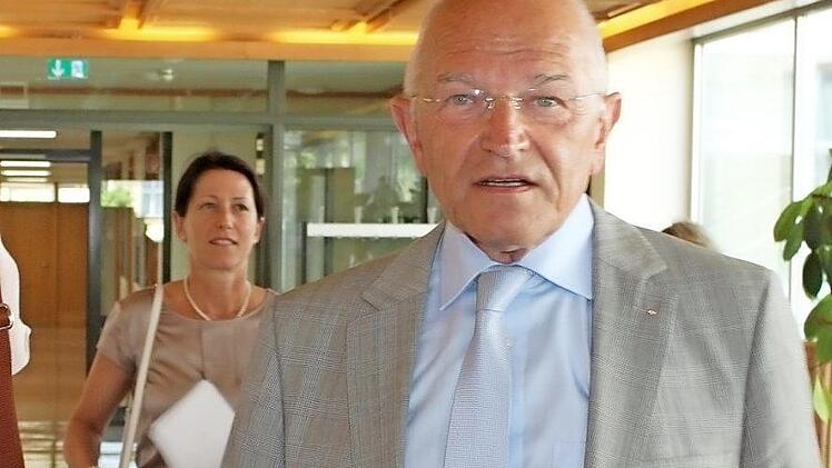 Bezirkstagspräsident Günther Denzler und GeBO-Vorstand Katja Bitter auf den Weg in den Sitzungssaal des Lichtenfelser Landratsamtes, wo sie den Kreisräten Rede und Antwort stehen wollten. Foto: Popp