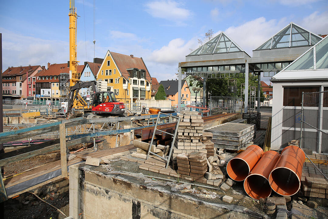Rohrbruch setzt Tiefgarage unter Wasser - THW und Feuerwehr müssen in der Nacht anrücken – Bauarbeiter übernehmen am Morgen die Reinigungsarbeiten – Tiefgarage bleibt für die Öffentlichkeit gesperrt – Ausmaß des Wasserschadens immer noch erkennbar