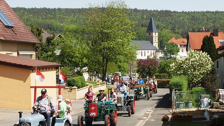 Um 12.30 Uhr setzte sich die Oldtimer-Karawane zu einer Rundfahrt durch den Ort in Bewegung.  Fotos: Alfred Thieret