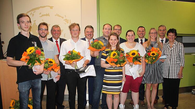 363 Schüler verabschiedete die   Hans-Wilsdorf-Berufsschule. Unser Bild zeigt die Offiziellen mit den   Schulbesten.Sephan Stöckel