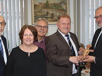 Bei der Einweihung des neuen Seniorenraums im Alten Rathaus von  Poppenlauer: Helmut Beck (stellvertretender Vorsitzender der bayerischen  Landesseniorenvertretung für Unterfranken), Monika Dürr (Fachstelle für  pflegende Angehörige in Münnerstadt), Winfried Streit (Marktgemeinderat und  Seniorenbeauftragter), Bürgermeister Matthias Klement und Pfarrer Peter  Rüb.. Dieter Britz