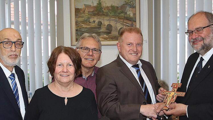 Bei der Einweihung des neuen Seniorenraums im Alten Rathaus von  Poppenlauer: Helmut Beck (stellvertretender Vorsitzender der bayerischen  Landesseniorenvertretung für Unterfranken), Monika Dürr (Fachstelle für  pflegende Angehörige in Münnerstadt), Winfried Streit (Marktgemeinderat und  Seniorenbeauftragter), Bürgermeister Matthias Klement und Pfarrer Peter  Rüb.. Dieter Britz