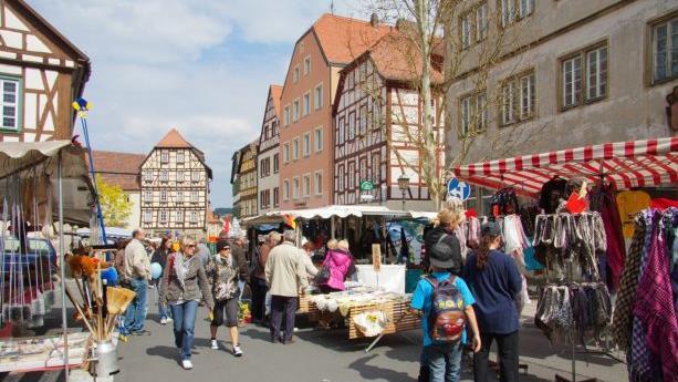 In den Straßen von Münnerstadt herrscht am Sonntag, 14. April buntes Treiben beim Frühlingsmarkt. Ebenso haben Geschäfte und Gastronomie geöffnet.   Foto: Christine Schikora