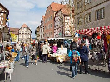 In den Straßen von Münnerstadt herrscht am Sonntag, 14. April buntes Treiben beim Frühlingsmarkt. Ebenso haben Geschäfte und Gastronomie geöffnet.   Foto: Christine Schikora