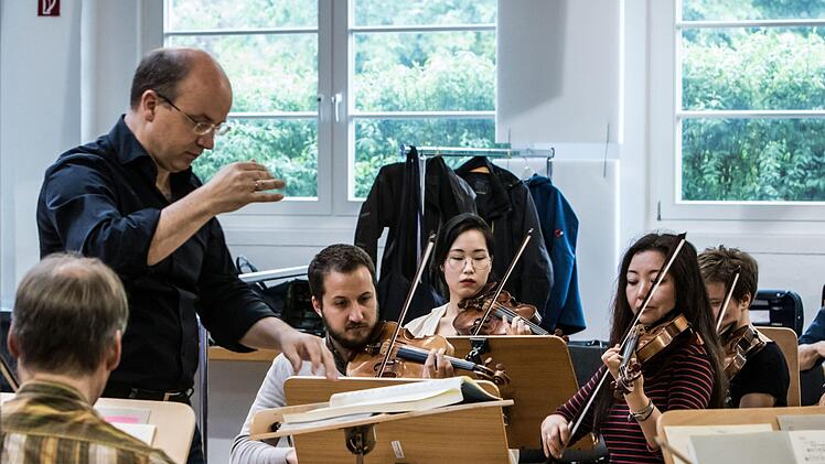 Coburgs Generalmusikdirektor Roland Kluttig probt mit dem Philharmonischen Orchester für das London-Gastspiel des Landestheaters.Foto:_Jochen Berger