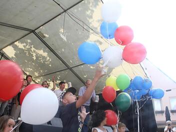 Statt Böller und Fassanstich gibt es den Start der Ballons in den Farben der Länder der Städtepartnerschaften.  Fotos: Michael Busch