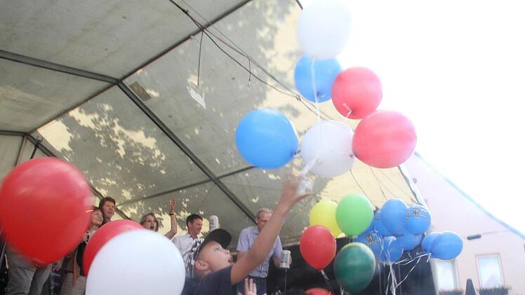 Statt Böller und Fassanstich gibt es den Start der Ballons in den Farben der Länder der Städtepartnerschaften.  Fotos: Michael Busch