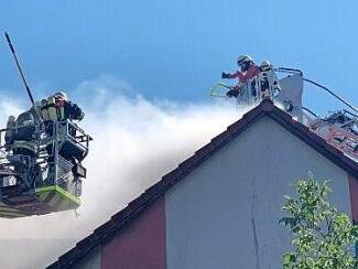 Auch von den Drehleitern aus wurde am Dienstag der Brand in Forstlahm beämpft. Foto: Alexander Hartmann