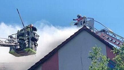 Auch von den Drehleitern aus wurde am Dienstag der Brand in Forstlahm beämpft. Foto: Alexander Hartmann