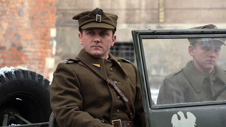 Moralischer Zwiespalt: Leutnant Jerzy (Andrzej Chyra, links) entkommt dem Tod, indem er sich in den Dienst der Roten Armee stellt.