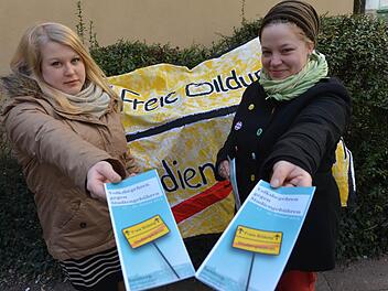 Mitnehmen und hingehen: Anna-Mitschka Dietrich (links) und Stefanie Neumann rufen zur Beteiligung am Volksbegehren auf. Foto: Ronald Rinklef