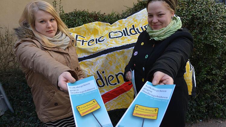 Mitnehmen und hingehen: Anna-Mitschka Dietrich (links) und Stefanie Neumann rufen zur Beteiligung am Volksbegehren auf. Foto: Ronald Rinklef