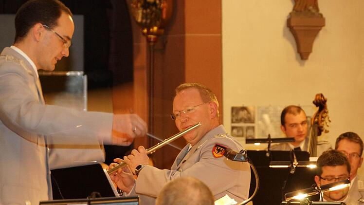 Burkard Zenglein dirigiert ein Flötensolo.