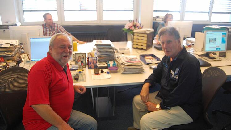 Tageblatt-Sportredakteur Martin Zillig (links) beim lockeren Plausch - bestimmt geht's um Fußball!