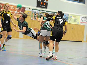 Im Anflug auf das Herzogenauracher Tor: Lisa Wenzke von der SG Garitz/Nüdlingen, freigesperrt von Anna Kleinhenz. Foto: Hopf