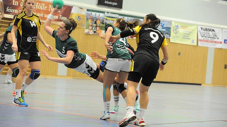 Im Anflug auf das Herzogenauracher Tor: Lisa Wenzke von der SG Garitz/Nüdlingen, freigesperrt von Anna Kleinhenz. Foto: Hopf