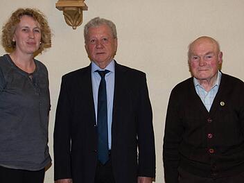 Die wiedergewählte Vorsitzende der Sängervereinigung Burkardroth Sandra Metz (von links) ehrte Siegfried Brandl und Ivo Manger für 25 bzw. 40 Jahre Mitgliedschaft.  Foto: Björn Hein