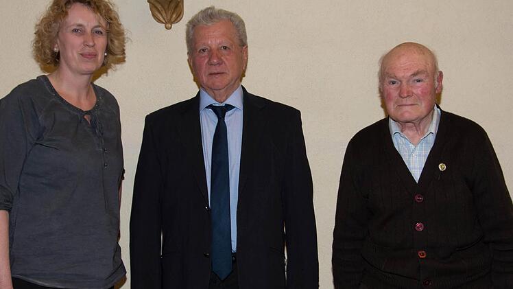 Die wiedergewählte Vorsitzende der Sängervereinigung Burkardroth Sandra Metz (von links) ehrte Siegfried Brandl und Ivo Manger für 25 bzw. 40 Jahre Mitgliedschaft.  Foto: Björn Hein