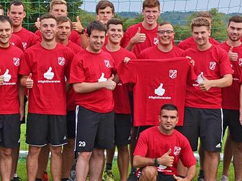 Daumen hoch: Mit dem Slogan #fightforarsim setzen sich die Spieler der DJK Schondra für ihren Mitspieler (in der Hocke) ein. Foto: DJK/Daniel Kleinhenz