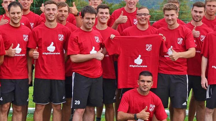 Daumen hoch: Mit dem Slogan #fightforarsim setzen sich die Spieler der DJK Schondra für ihren Mitspieler (in der Hocke) ein. Foto: DJK/Daniel Kleinhenz