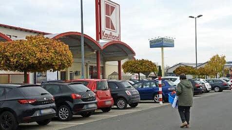 Vorne Kaufland, dahinter Praktiker. Der Baumarkt steht seit Jahren leer, der Lebensmittelmarkt will spätestens 2018 schließen.  Foto: bp