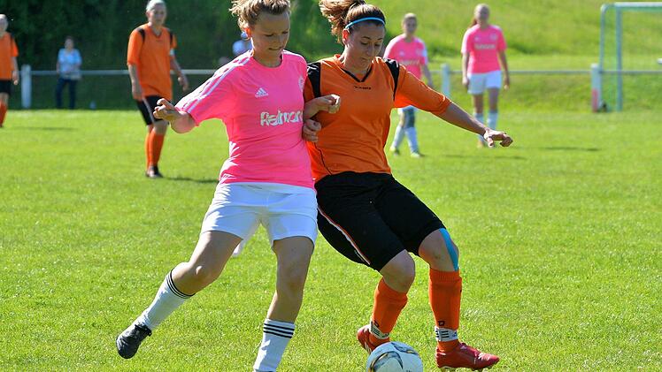 SC Gremsdorf - Hammerbacher SV: Carina Roppelt (li.) und der HSV machten den Klassenerhalt mit einem 2:0 bei den "Bixn" um Alina Erban (re.) perfekt.