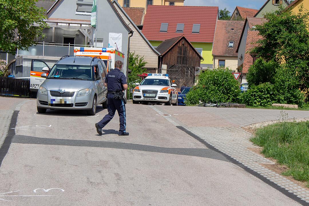 Radfahrer hat Glück im Unglück nach Kollision mit Auto