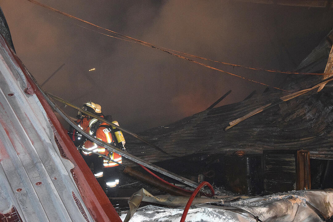 Fahrzeughalle in Flammen