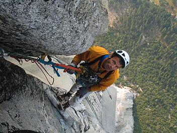 Schwindelerregend: Harry Nikol  klettert e 2006 die 1000 Meter hohe  Steilwand des El Capitan    im Yosemite-Nationalpark in den USA auf der  Route "The Shield"   empor. Nikol gehört auch mit 57 Jahren zu den Spitzen-Bergsteigern in Deutschland und ist ein Aushängeschild des Bamberger Alpenvereins. Foto: Sepp Inhöger