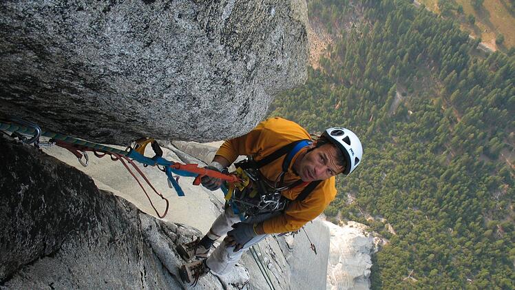 Schwindelerregend: Harry Nikol  klettert e 2006 die 1000 Meter hohe  Steilwand des El Capitan    im Yosemite-Nationalpark in den USA auf der  Route "The Shield"   empor. Nikol gehört auch mit 57 Jahren zu den Spitzen-Bergsteigern in Deutschland und ist ein Aushängeschild des Bamberger Alpenvereins. Foto: Sepp Inhöger