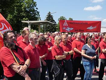 Zu einer bundesweiten Protestaktion rief die  Gewerkschaft Metall an allen Schaeffler-Standorten auf. In Eltmann beteiligten sich rund 200 Beschäftigte, die Angst um ihren Arbeitsplatz haben.  Christian Licha