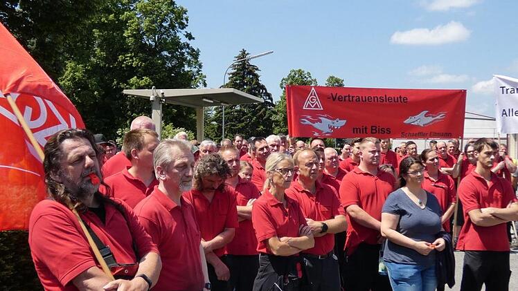Zu einer bundesweiten Protestaktion rief die  Gewerkschaft Metall an allen Schaeffler-Standorten auf. In Eltmann beteiligten sich rund 200 Beschäftigte, die Angst um ihren Arbeitsplatz haben.  Christian Licha