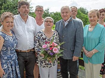Zahlreiche Glückwünsche durfte Gerda Fischer (Mitte) entgegennehmen, unter anderem (v. l.) von Schwiegertochter Elke, Sohn Wolfram, Clemens Weisser (TVM), Bürgermeister Helmut Fischer, Bernd Rosenbauer (Neffe) und seiner Frau Jeanette. Foto: Klaus Gagel